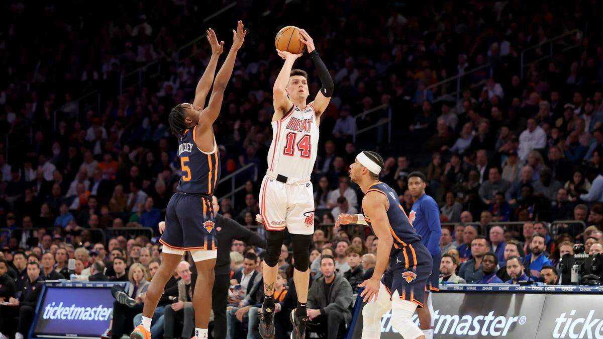 El escolta del Heat Tyler Herro tira al aro ante la marca de Immanuel Quickley (5) y Josh Hart, de los Knicks, en el partido celebrado el 29 de marzo de 2023 en Nueva York.