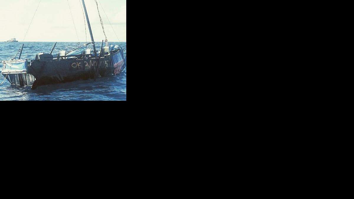 El pequeño bote, con una vela caída y sillas, se encontró a unas cuatro millas náuticas de la orilla.