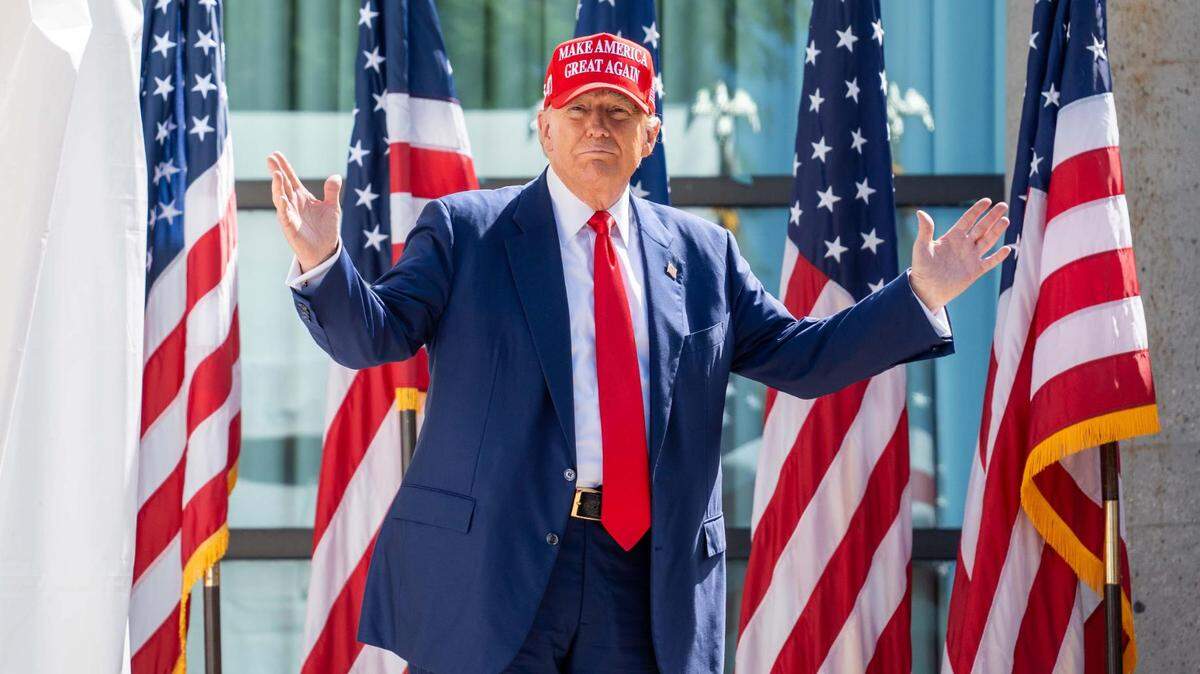 El expresidente Donald Trump llega a un mitin de campaña en Racine, Wisconsin, el 18 de junio de 2024.
