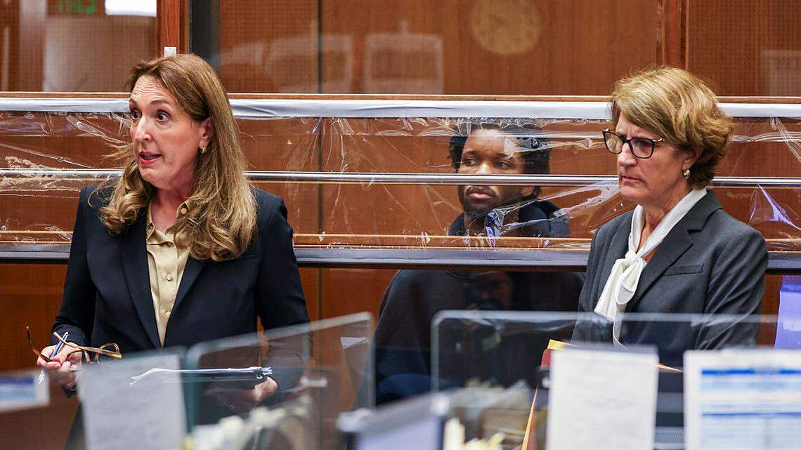 El cantante D4vd observa mientras las abogadas defensoras Blair Berk (izq.) y Marilyn Bednarski intervienen durante su audiencia de lectura de cargos por el asesinato de Celeste Rivas Hernández, el 20 de abril de 2026 en Los Ángeles, California. 