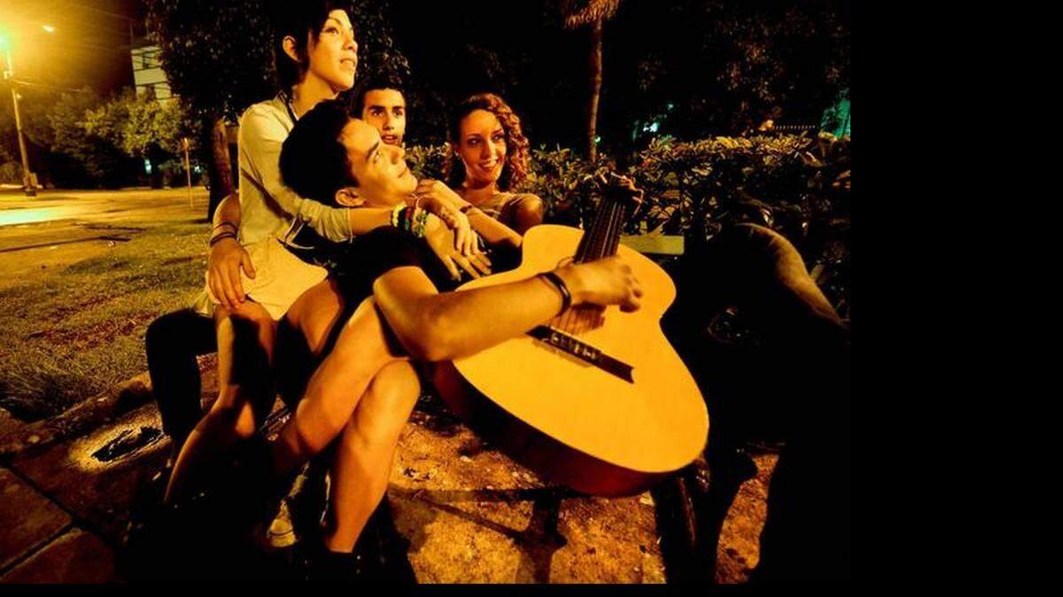 Jóvenes cubanos reunidos en un parque en La Habana. 