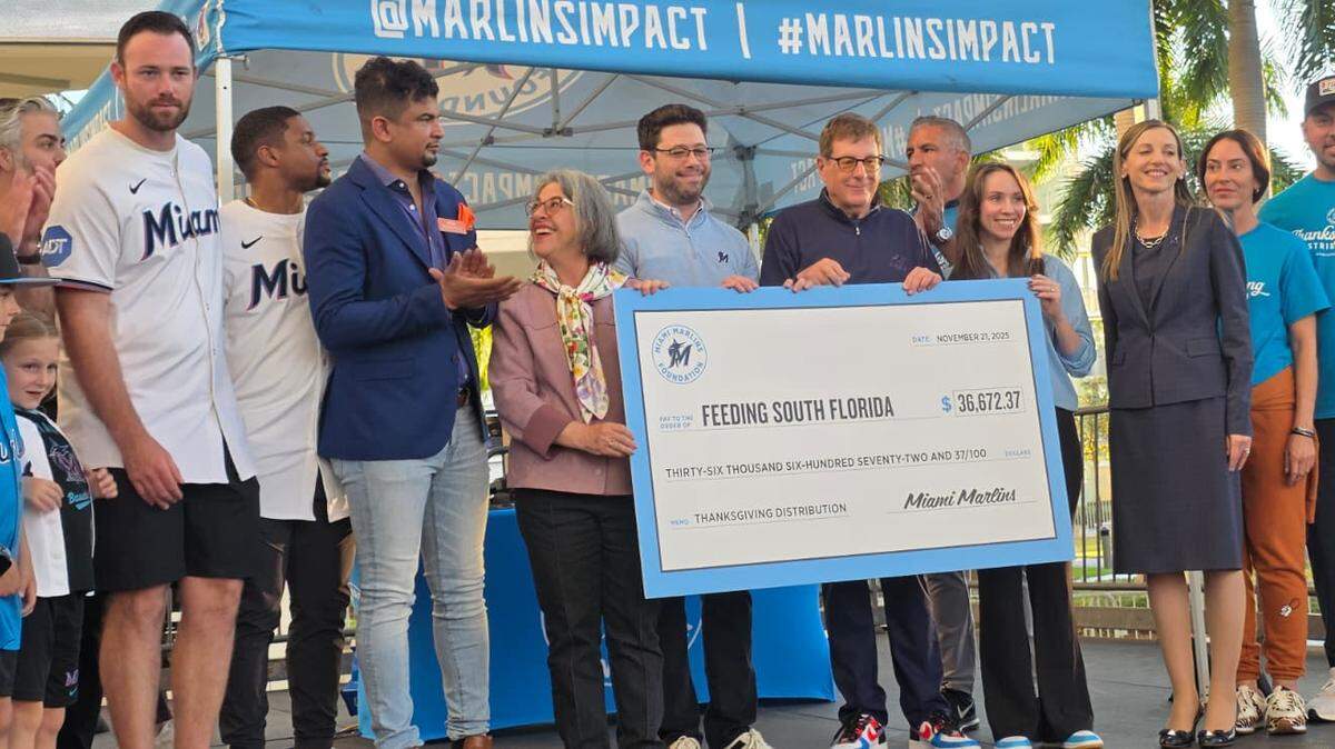 Los Marlins entregaron un cheque por más de $16,000 a la entidad Feeding South Florida durante la repartición de cenas por el Día de Acción de Gracias en La Pequeña Habana.