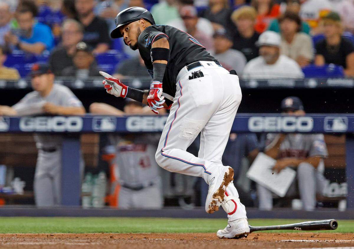 El segunda base de los Marlins Luis Arráez batea un ht en el primer inning del partido contra los Astros de Houston,celebrado el 16 de agosto de 2023 en Miami.