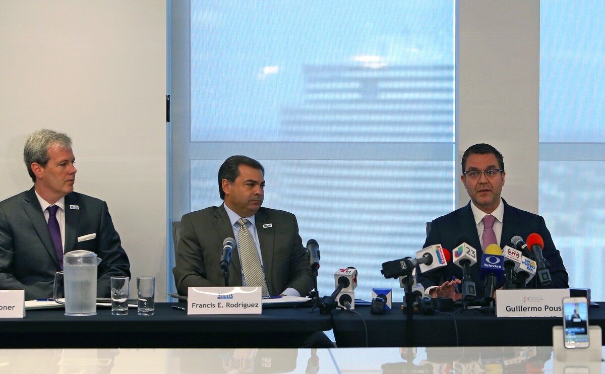 Los representantes legales de la familia de Juan Gabriel durante la conferencia de prensa en el downtown de Miami. (Desde la izq): los abogados Steven M. Ebner, Francis E. Rodriguez y Guillermo Pous Fernández.