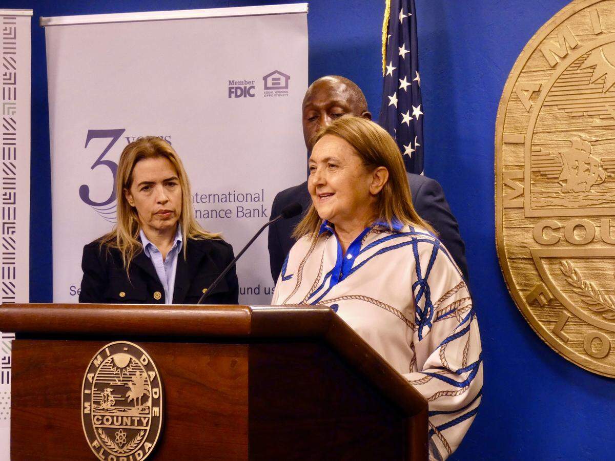 Díaz de la Cebosa habló sobre el Programa del Camino de Santiago, en un evento en Miami, al que asistieron la comisionada de Miami-Dade, Raquel Regalado, y Gale S. Nelson, presidente de Big Brothers Big Sisters de Miami.
