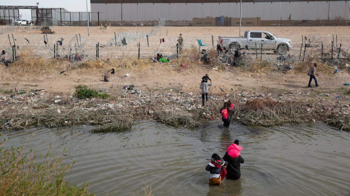 Inmigrantes cruzando el Río Grande en El Paso, Texas, el miércoles 6 de marzo de 2024.