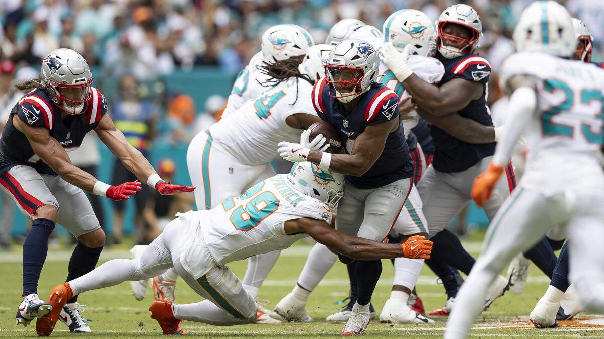 El safety de los Miami Dolphins, Minkah Fitzpatrick (29), derriba al corredor de los New England Patriots, Antonio Gibson (4), en la primera mitad de su partido de la NFL en el Hard Rock Stadium el domingo 14 de septiembre de 2025 en Miami Gardens, Florida.