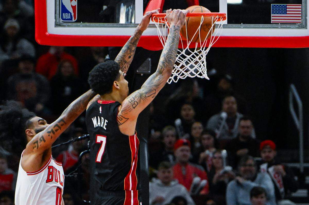 El jugador del Heat de Miami Kel’el Ware clava la pelota ante la defensa de Coby White, de los Bulls, en el partido celebrado el 4 de febrero de 2025 en Chicago.
