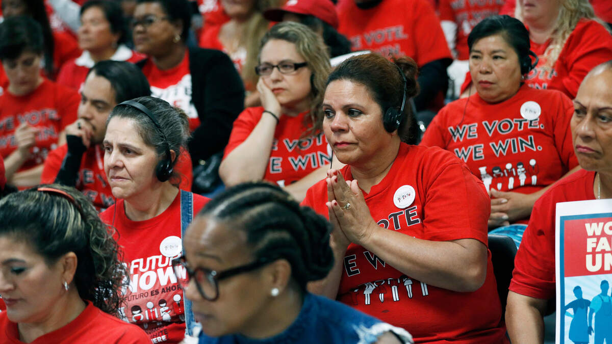 A nivel local, los electores latinos están más dispuestos a apoyar a los republicanos que conocen, una tendencia que les dificulta el panorama a los demócratas en unas elecciones en las que los funcionarios republicanos en el poder no son tan vulnerables como parece.