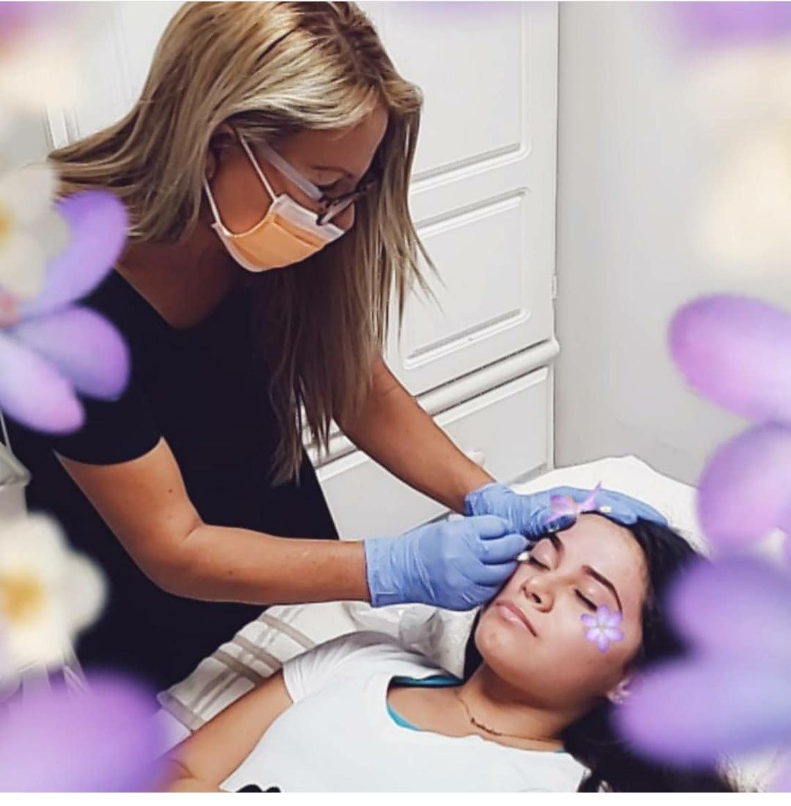 Doris Roblero atiende a una clienta en su casa de Kendall. La esteticista y peluquera no trabaja durante la pandemia, pero está preocupada porque no gana dinero y es el sostén de su familia