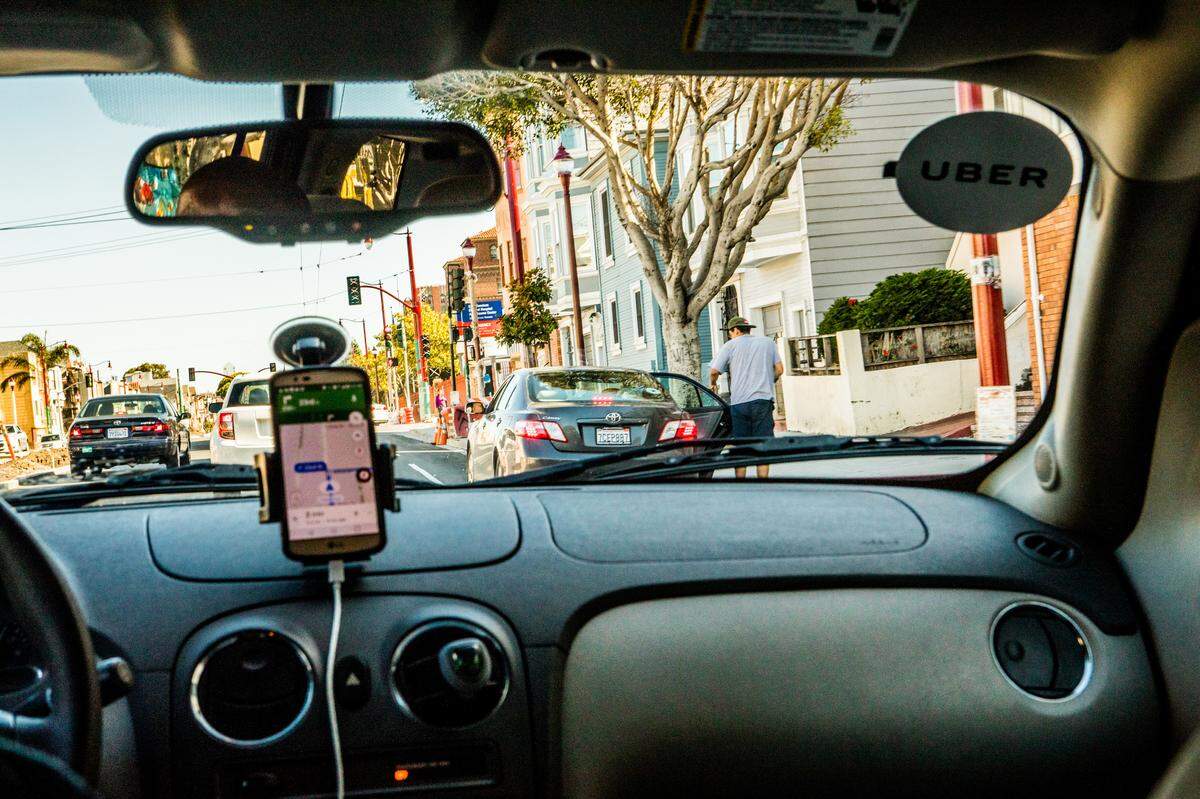 Foto de archivo. Vista interior del vehículo de un conductor de Uber en San Francisco, 14 de mayo de 2017.