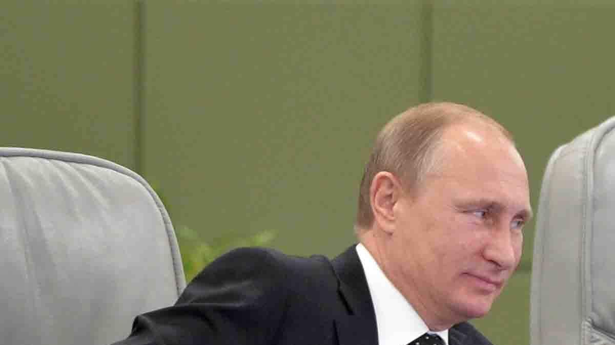 El presidente ruso Vladimir Putin (izq.) junto al ministro de Defense del país, Serguéi Shoigu, durante una reunión el Moscú el 19 de diciembre del 2014.