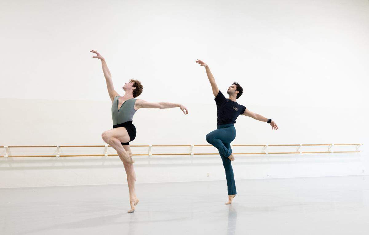 Jordan Martínez y Alexander Kaden ensayando “Sentimiento”, coreografía de Durante Verzola. 