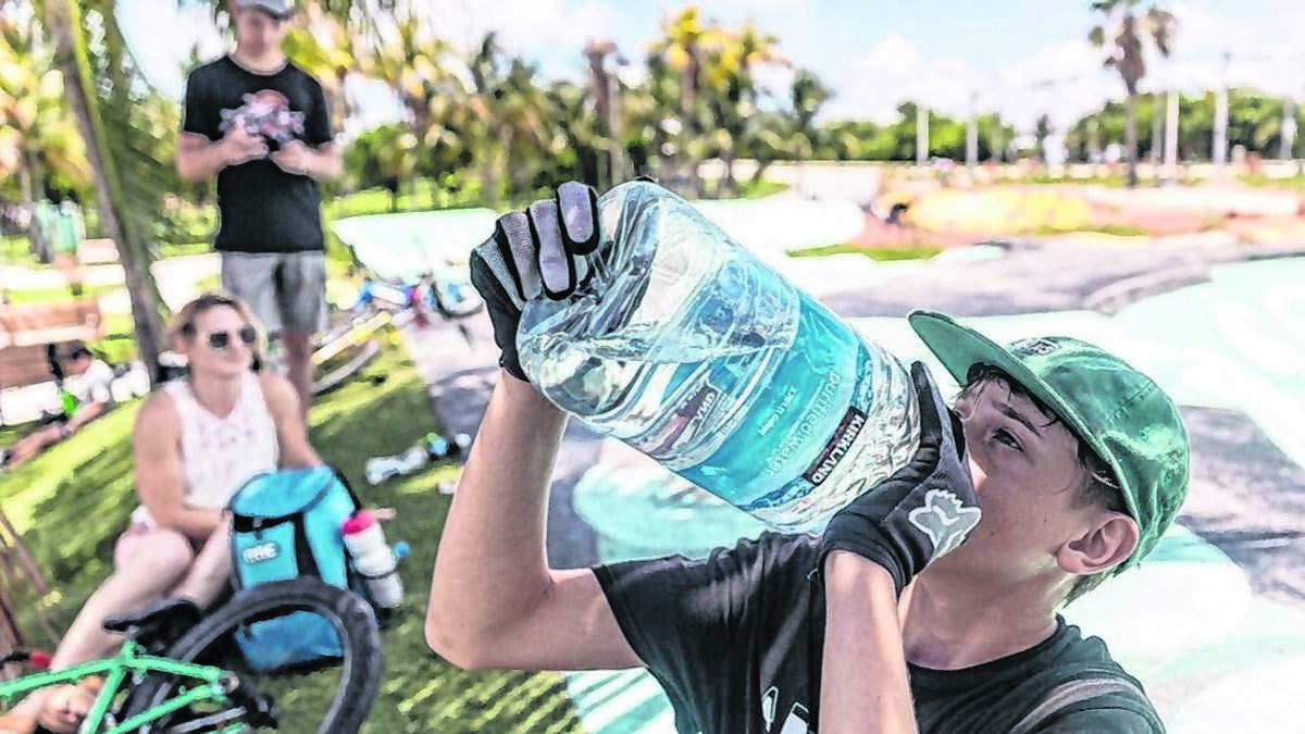 Aaron McElwain, de 13 años, bebe un poco de agua después de andar en su scooter en Haulover Skateboard Park el miércoles 14 de junio de 2023 en Miami Beach.