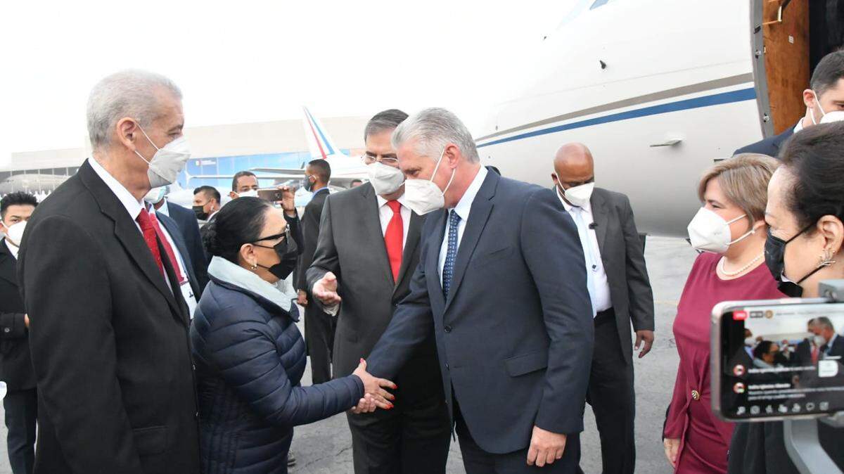 Cuban leader Miguel Díaz Canel arrived in Mexico on Thursday morning to participate in the commemoration of Mexico’s Independence Day.