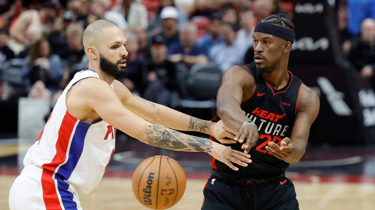 El jugador del Heat de Miami Jimmy Butler (der.) pasa la pelota ante la marca de Evan Fournier, de los Pistons de Detroit, en el partido celebrado el 5 de marzo de 2024 en Miami.