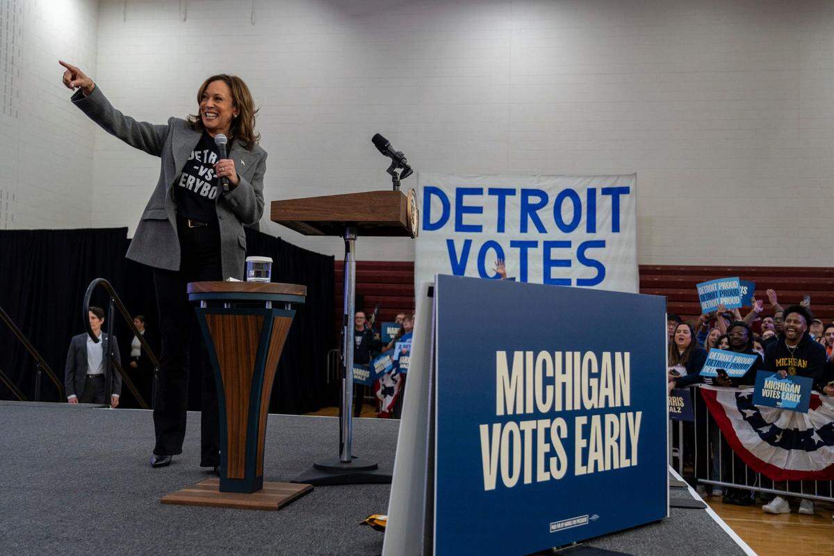 La vicepresidenta de Estados Unidos y candidata demócrata a la Casa Blanca, Kamala Harris, habla en un acto de campaña el 19 de octubre de 2024 en Detroit.