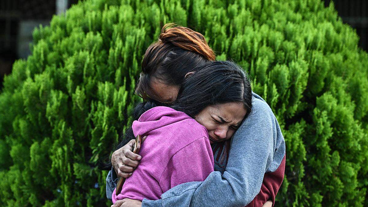 Familiares de los reclusos se abrazan tras visitar a sus seres queridos por primera vez, a las afueras de la prisión El Rodeo I en Guatire, estado Miranda, a unos 30 kilómetros al este de Caracas, el domingo 11 de enero de 2026.