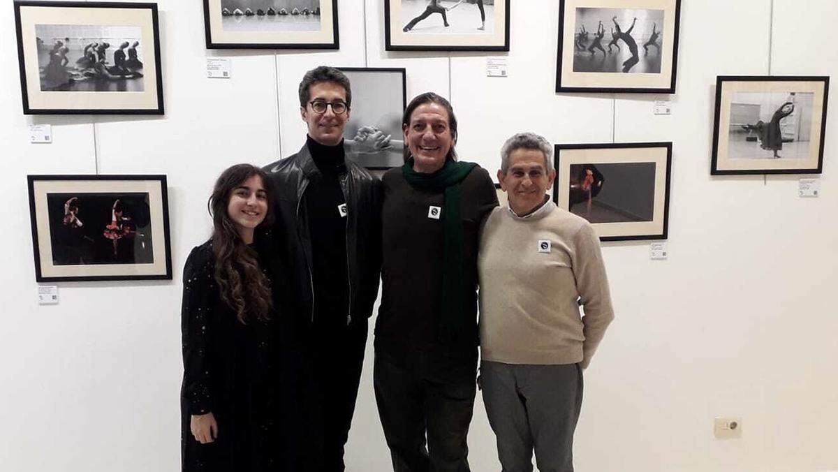 Uriel (a la derecha), acompañado por el bailarín José Carlos Martínez (con espejuelos), Alba Muriel y Sergio Cardozo, en la Sala de exposiciones del Ayuntamiento de Logroño. 