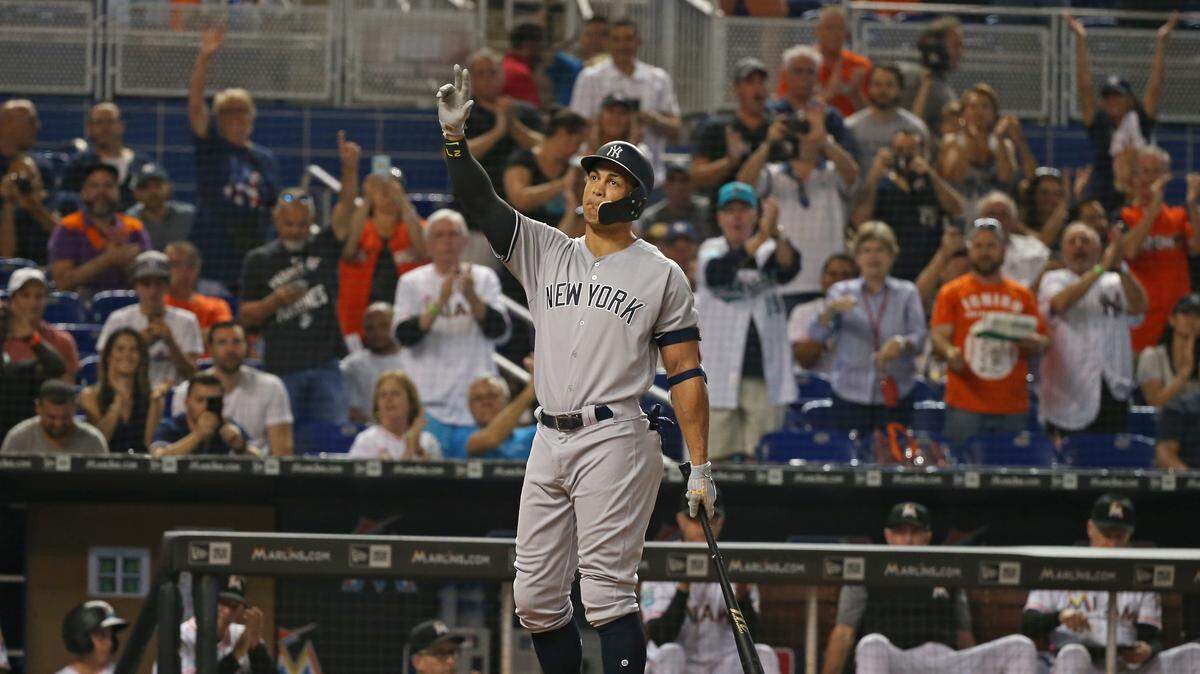 El jardinero de los Yankees Giancarlo Stanton saluda a los fanáticos en su primera vez al bate en el partido contra los Marlins, el 21 de agosto de 2018 en Miami.