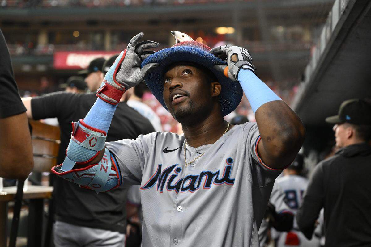 El jardinero de los Marlins de Miami Jesús Sánchez celebra tras pegar un jonrón en el tercer inning del partido ante los Cardenales, celebrado el 30 de julio de 2025 en San Luis.