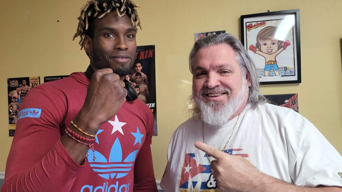 YILDO DEPESTRE con el entrenador Osmiri Fernández en el gimnasio de Miami.