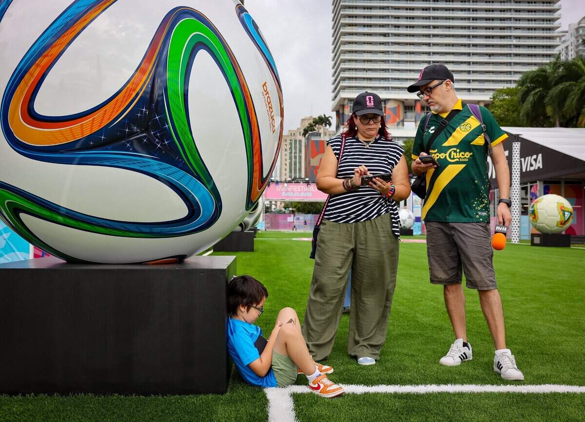 El niño de ocho años Bruno Gangi y sus padres Marvi y Daniel Gangi participan en el Fan Festival Miami en Bayfront Park, Miami, el 10 de junio de 2026.