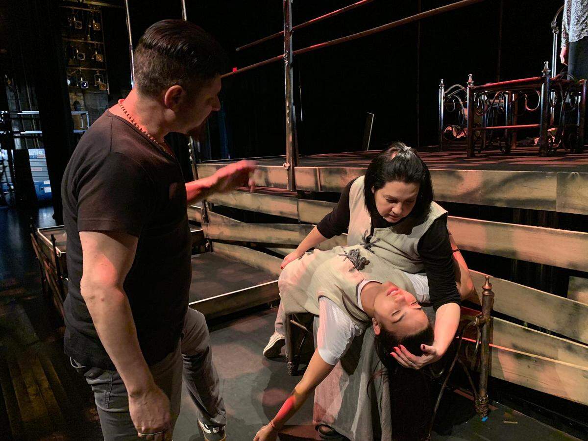 Beatriz Valdés, con Alina Robert en sus brazos, recibe indicaciones del director Larry Villanueva durante un ensayo de ‘Estaba en casa y esperaba a que llegara la lluvia’.