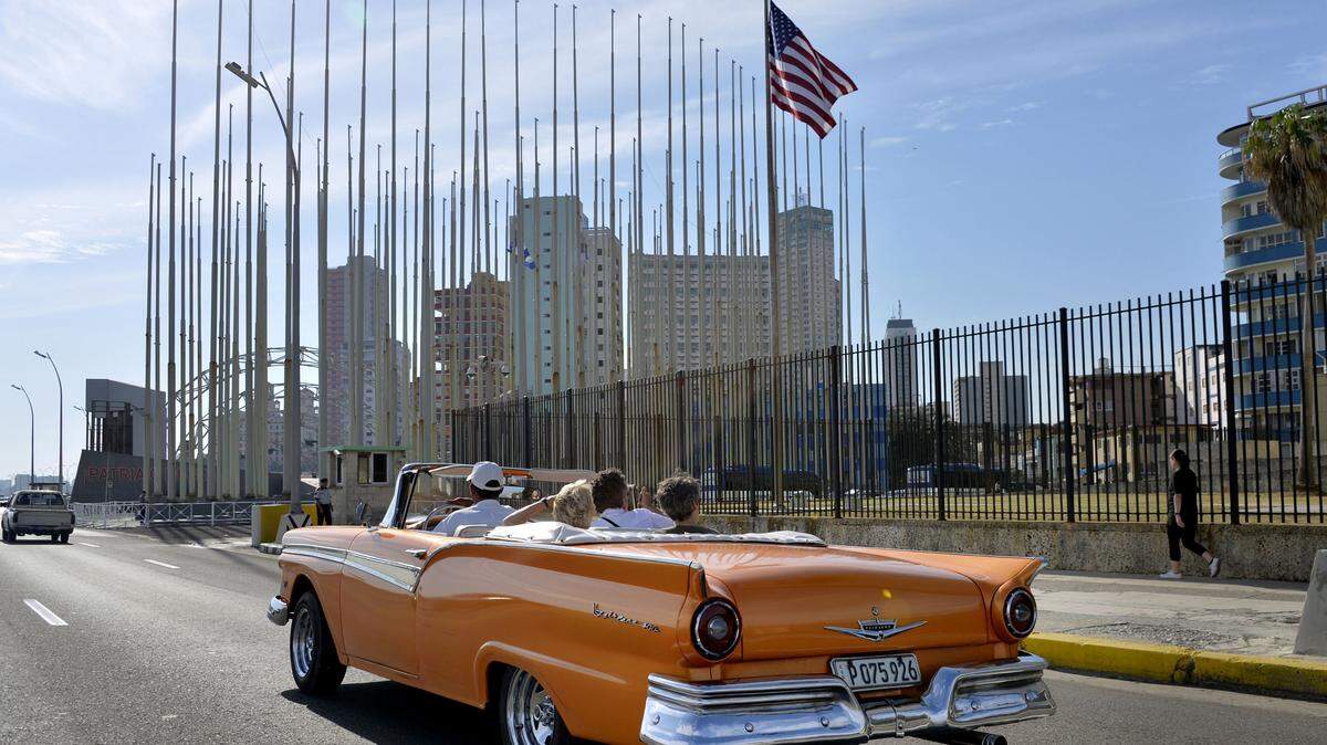 Un auto antiguo pasa frente a la embajada de EEUU en la capital cubana el 17 de marzo del 2016, año del llamado “deshielo” de las relaciones entre Washington y La Habana.