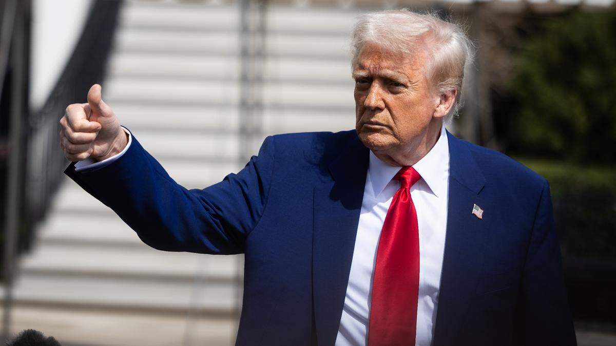 ​El presidente Donald Trump hace un gesto mientras sale de la Casa Blanca el 3 de abril de 2025. 
