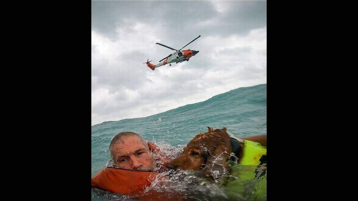 Servicio Guardacostas rescata a hombre y a perro cuando velero se hunde en aguas de la Florida durante el paso del huracán Helene.