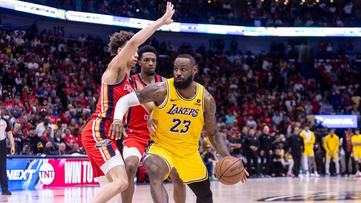 LeBron James (der.) logró 23 puntos, 9 rebotes y 9 asistencias en el triunfo de los Lakers ante los Pelicans de Nueva Orleans en el play-in, en el partido celebrado el 16 de abril de 2024 en Los Angeles.