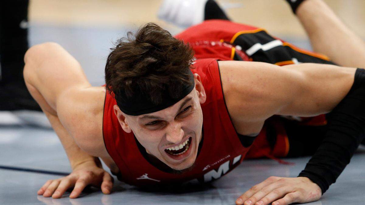 El escolta del Heat de Miami Tyler Herro se queja tras lesionarse el tobillo en el primer cuarto del partido ante los Grizzlies, celebrado el 8 de noviembre de 2023 en Memphis.