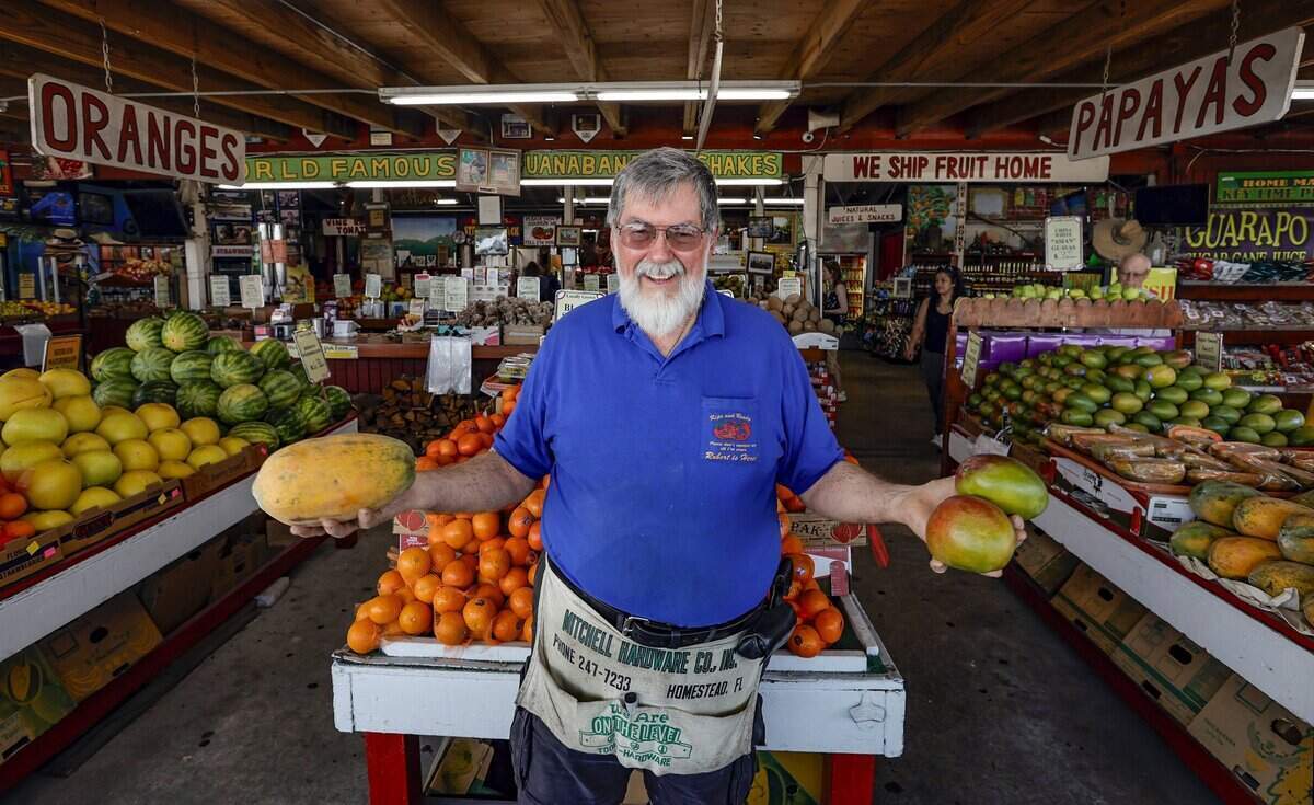 Robert Moehling, propietario y fundador del puesto de frutas y granja Robert Is Here en Homestead. Le preocupa que la nueva imagen de agroturismo fomente el desarrollo urbanístico en terrenos agrícolas.