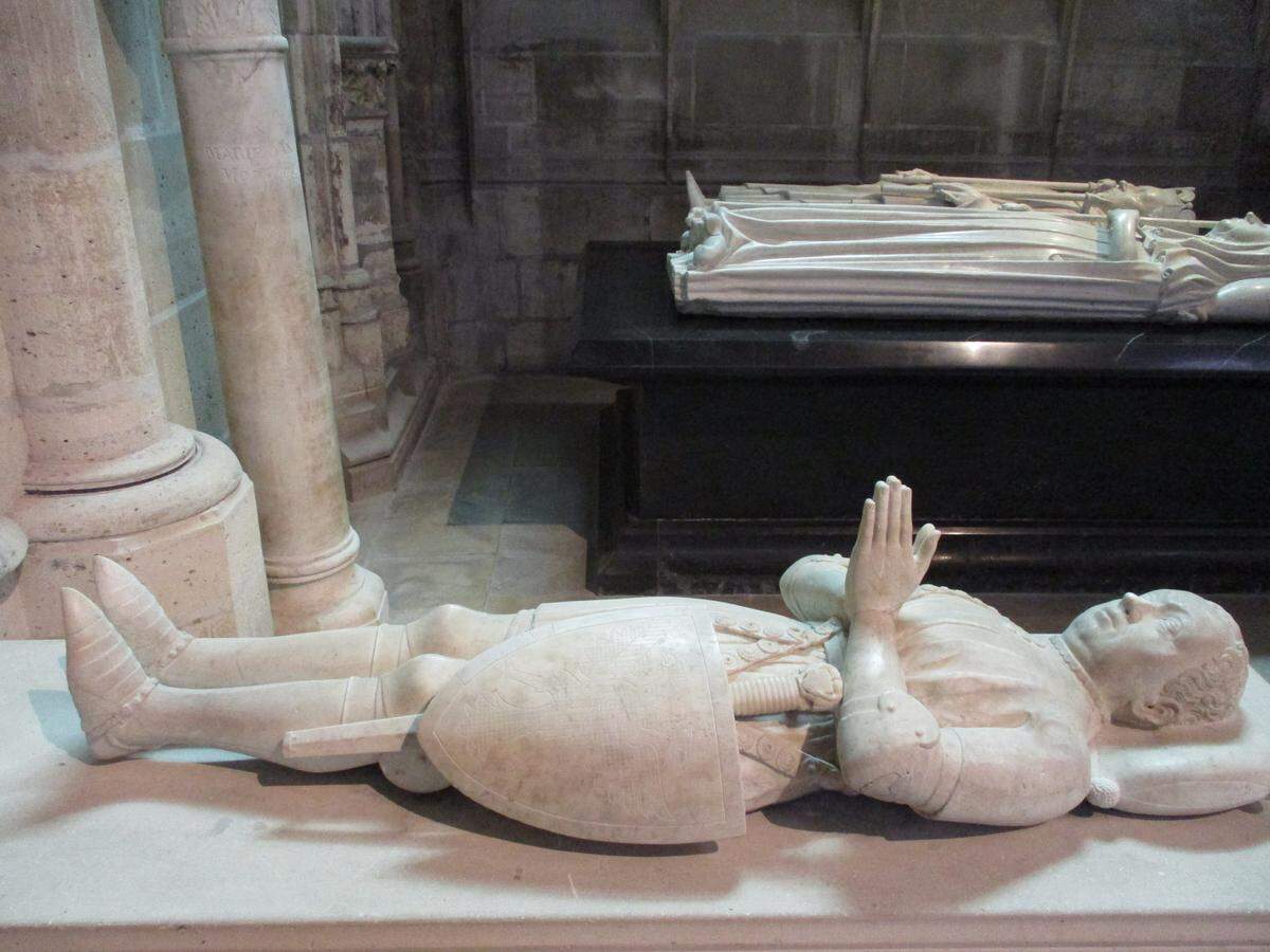 Yaciente de Bertrand du Guesclin, condestable de Francia.