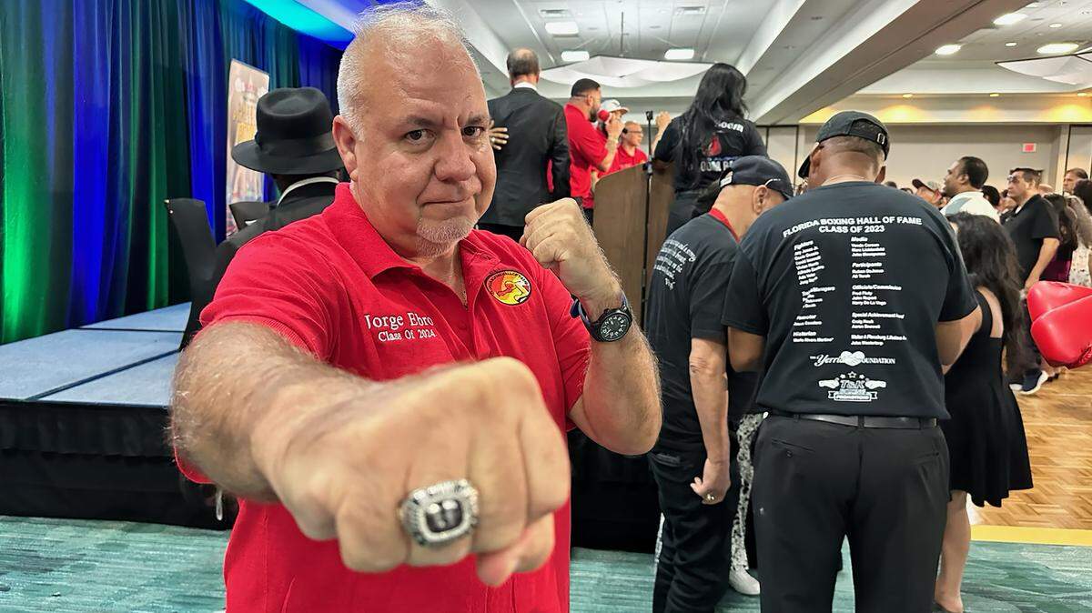 El periodista cubano de el Nuevo Herald Jorge Ebro posa con su anillo que lo acredita como miembro del Salón de la Fama del Boxeo de Florida, en la ceremonia efectuada el domingo 23 de junio de 2024 en el hotel Hilton Carillon Park, en St. Petersburg, Tampa.