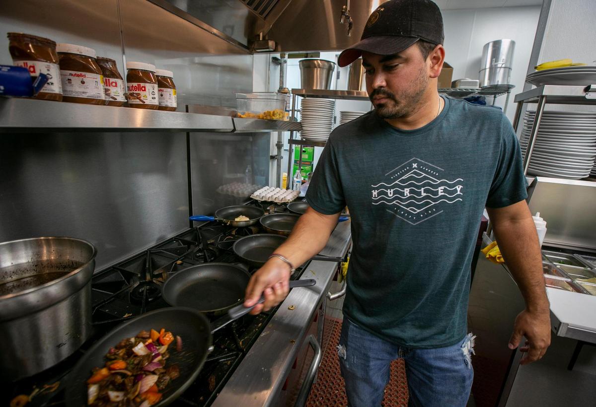 Jan Karlo Ruiz comenzó ayudando a sus padres en una panadería y dulcería en Aguada, Puerto Rico, y luego abrió su primer Bistro Café en Isla Verde. En Miami ya acaba de abrir el tercero en Coral Gables.