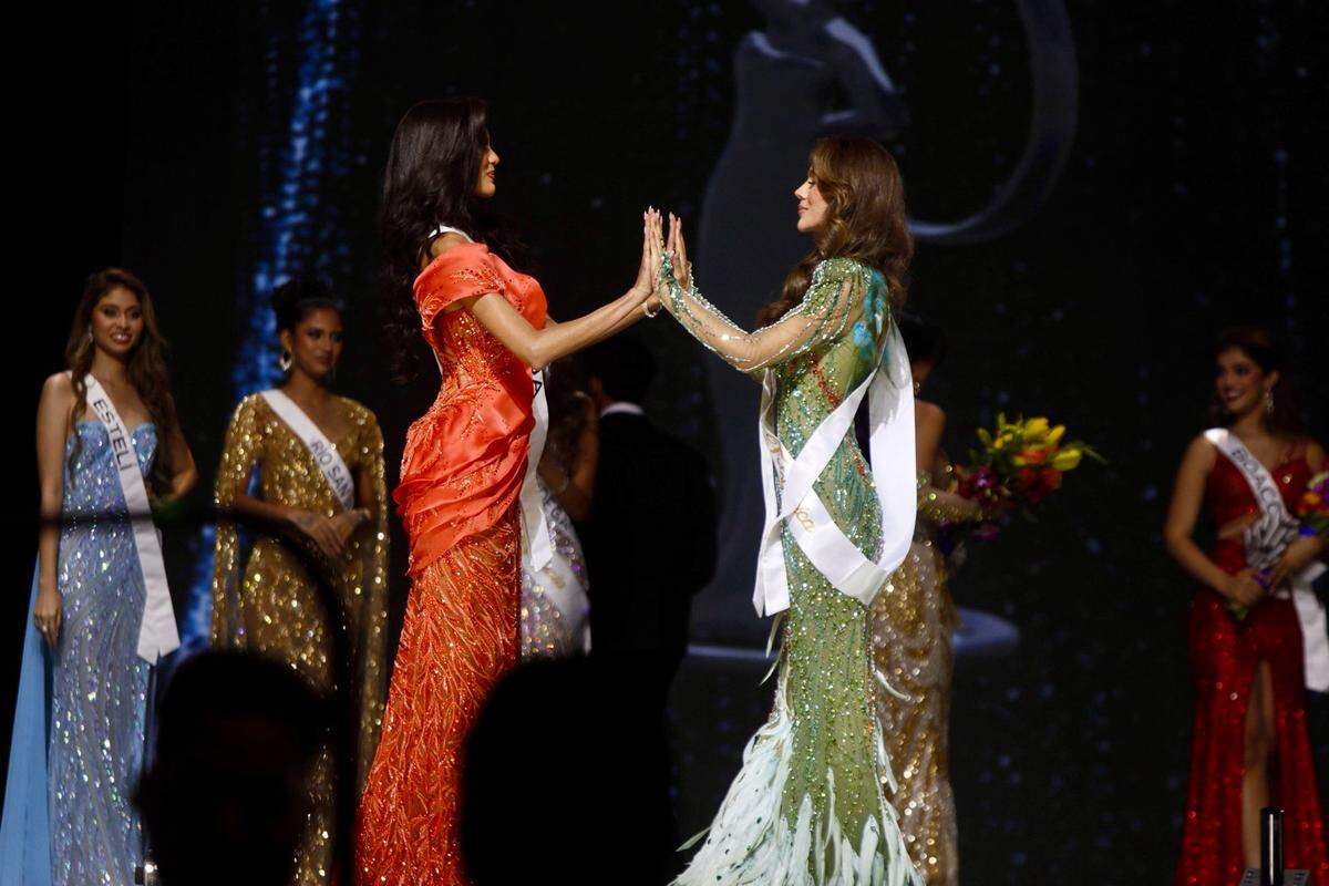 Itza Castillo, representante de Managua y Miss Universe Nicaragua 2025, con la primera finalista, Glennys Medina, que llevó la banda del municipio de Rivas, en espera de que se anunciara la nueva reina en el teatro James L. Knight Center del downtown de Miami, la noche del 4 de septiembre.
