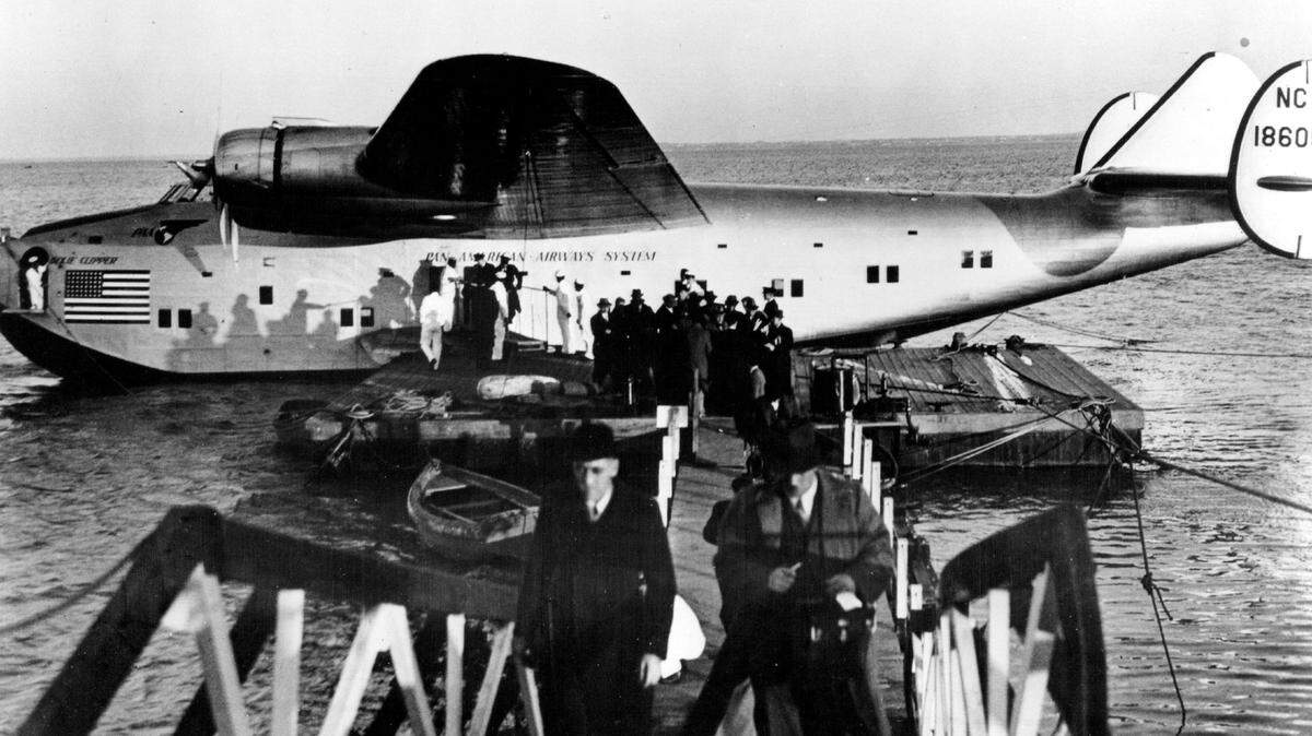 Pasajeros desembarcan del clipper de Pan Am tras su histórico primer vuelo transatlántico, desde Port Washington, cerca de Nueva York, hasta Lisboa, los días 28 y 29 de junio de 1939. 