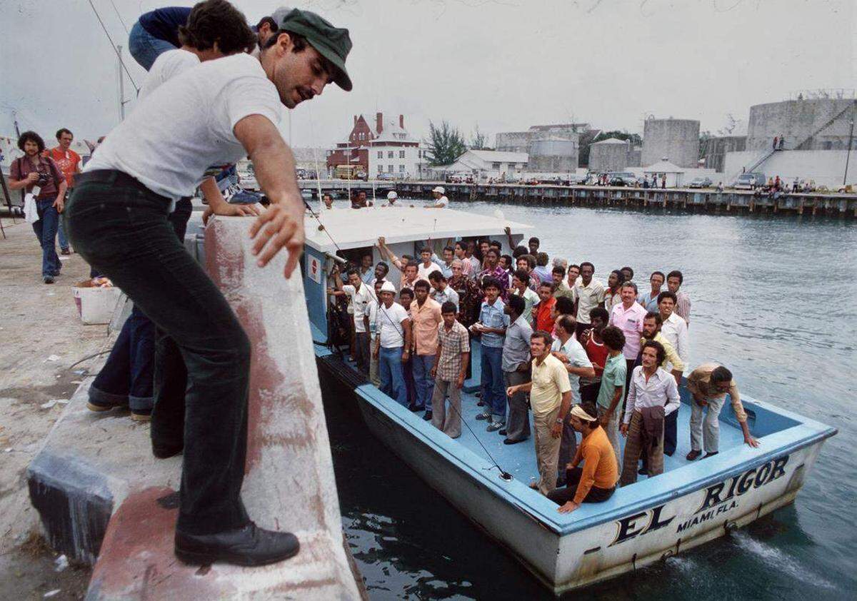 Un bote llega a Cayo Hueso con refugiados cubanos procedentes del puerto de Mariel tras cruzar el Estrecho de la Florida. En 1980, más de 120,000 cubanos llegaron a EEUU en el éxodo marítimo.