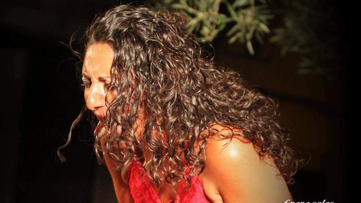Macarena de Jerez cantaora invitada por Siempre Flamenco.