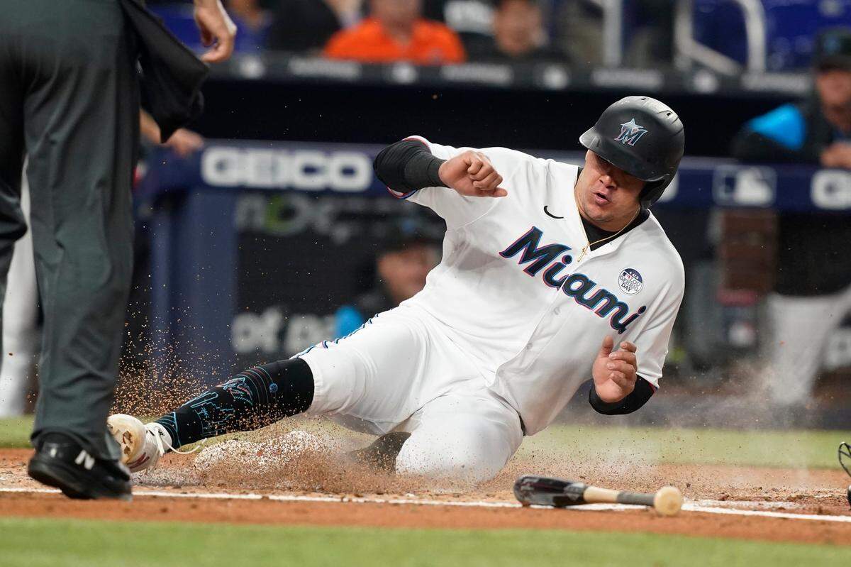 El jardinero de los Marlins Avisail García anota una carrera en el segundo inning del partido ante los Gigantes de San Francisco, celebrado el 2 de junio de 2022 en Miami.