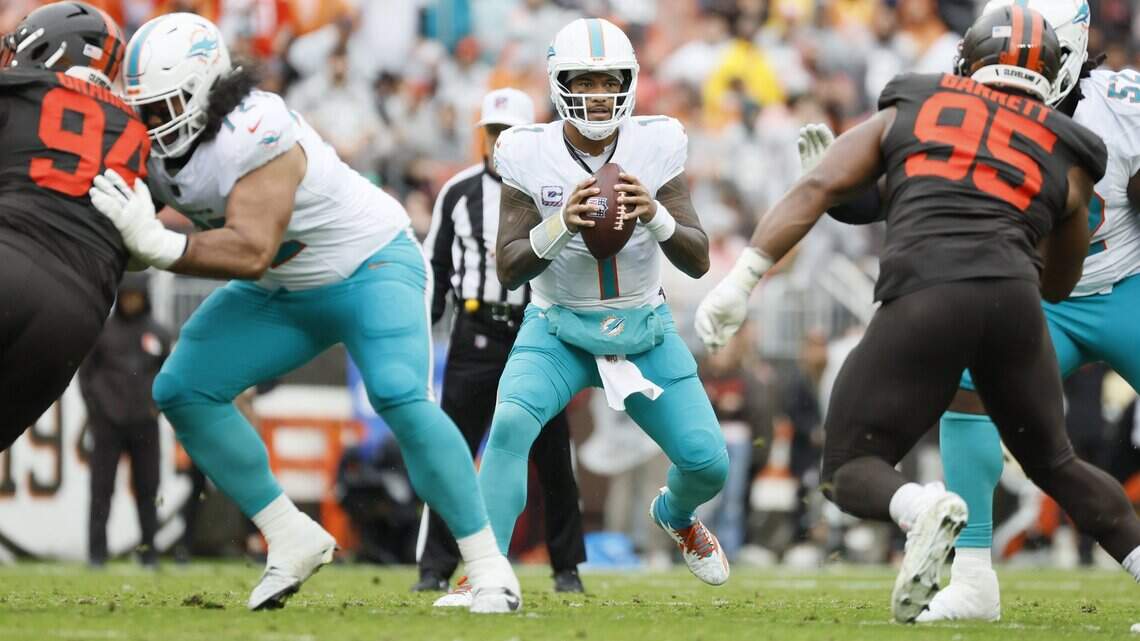 Los Dolphins en caída libre tras otra fea derrota en la carretera. Entrenador McDaniel y Tua en la cuerda floja