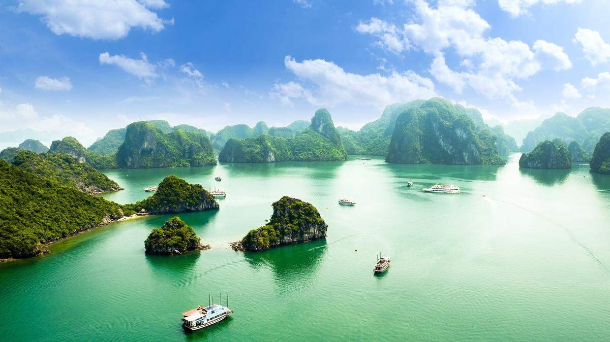 Un barco navega por Halong Bay, en Vietnam.