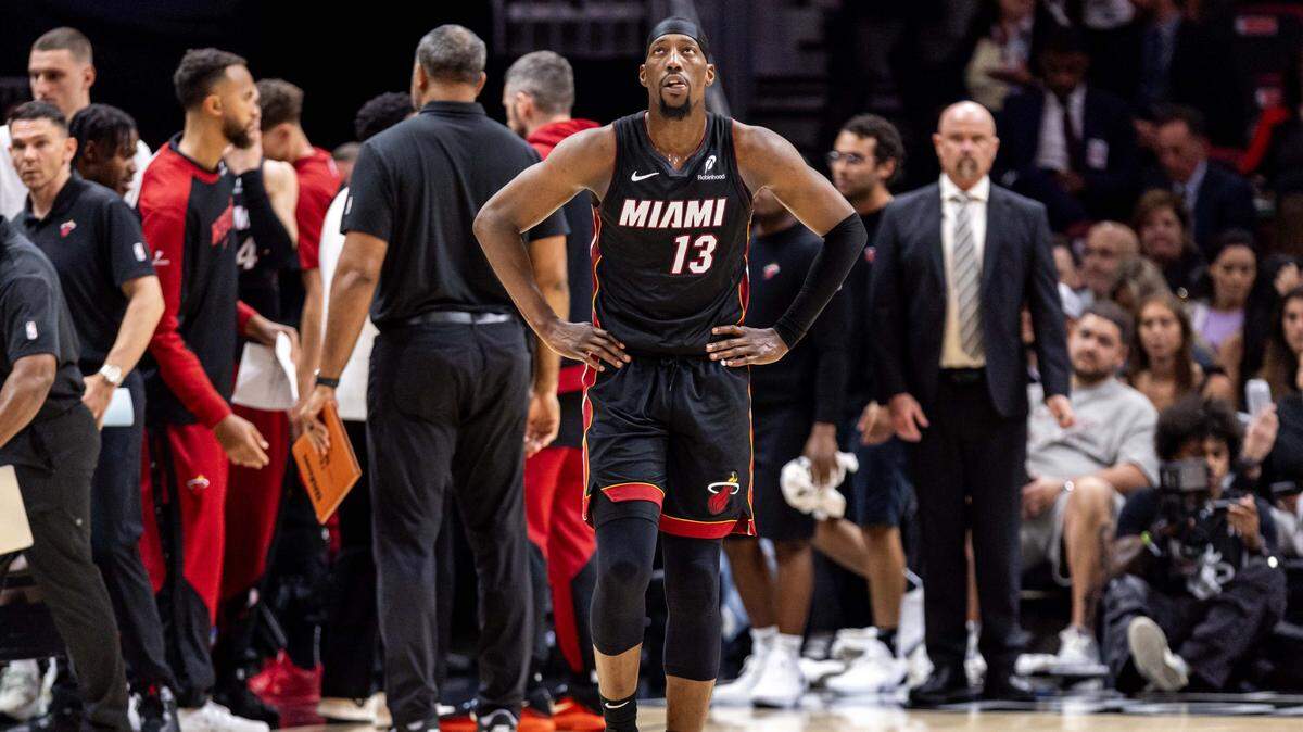 El centro del Heat Bam Adebayo se lesionó en el primer cuarto del partido ante los Nuggets en Denver y no regresó a la cancha.



