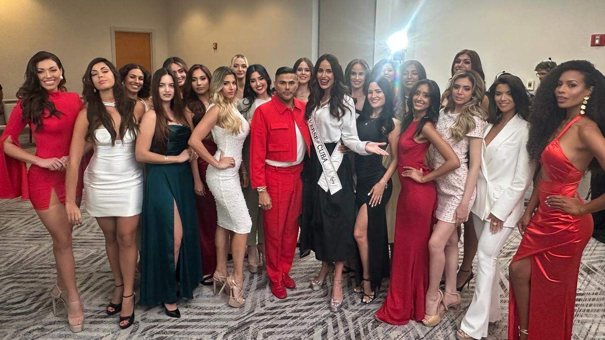 Prince Julio César, director de Miss Universe Cuba, y Marianela Ancheta, Miss Universe Cuba 2024, con las candidatas oficiales que discutirán el título de Miss Universe Cuba 2025 en Hialeah.