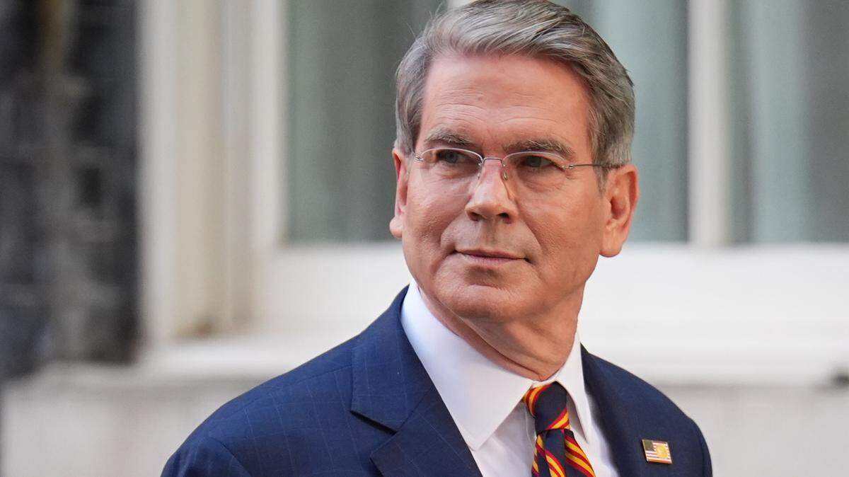 El secretario del Tesoro de EEUU, Scott Bessent, sale de Downing Street, en Londres, tras una mesa redonda sobre servicios financieros en el marco de la visita de Estado del presidente Donald Trump al Reino Unido, el 16 de septiembre del 2025.
