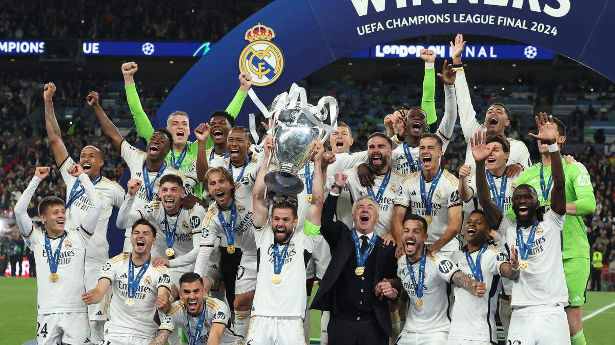 Los jugadores del Real Madrid celebran tras ganar su título 15 de la Liga de Campeones al derrotar 2-0 al Borussia Dortmund, en el partido celebrado el 1ro de junio de 2024 en el Estadio Wembley en Londres.