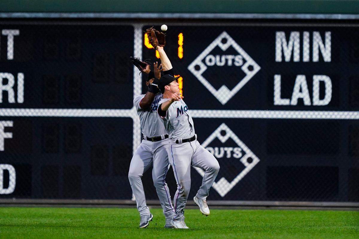 El segunda base de los Marlins Joey Wendle (der.) choca con el jardinero derecho Bryan De La Cruz tratando de atrapar un elevado de Alec Bohm, de los Filis, en el primer inning del partido celebrado el 9 de agosto de 2022 en Filadelfia.