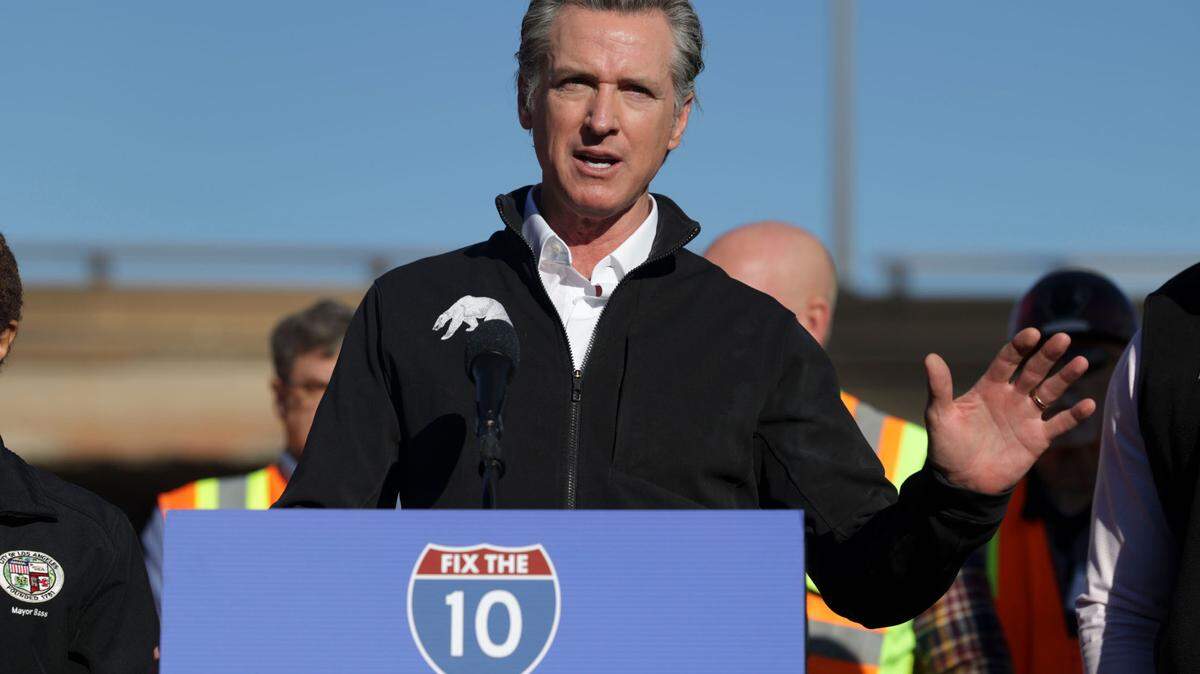 14 de noviembre de 2023; Los Ángeles, California, EE.UU.; El gobernador de California, Gavin Newsom, habla en una conferencia de prensa el 14 de noviembre de 2023, después de que un incendio en la Interestatal 10 dañara gravemente el paso elevado en una zona industrial cerca del centro de Los Ángeles, el sábado 11 de noviembre de 2023.